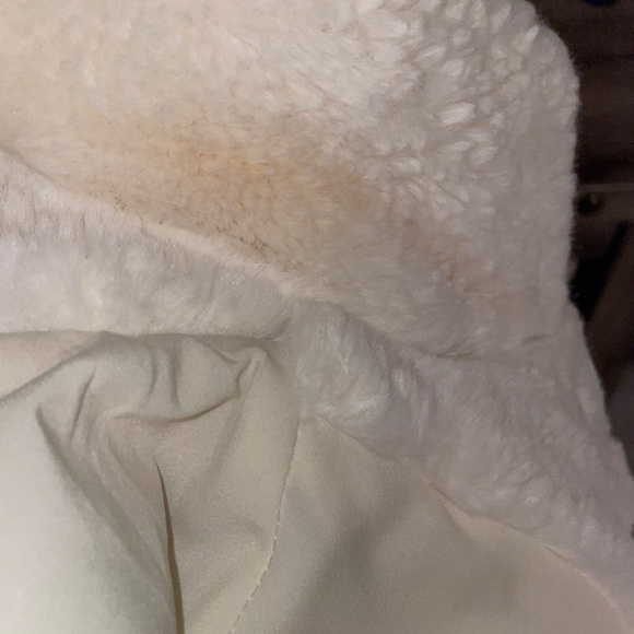 LEVI’S Women’s Faux Fur Cream Trucker Jacket - Picture 13 of 16